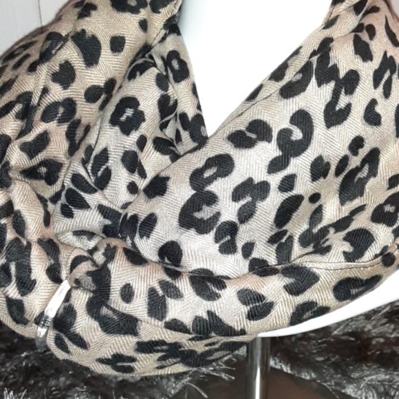 BRAND NEW LEOPARD RECTANGULAR SCARF - Picture 2 of 3